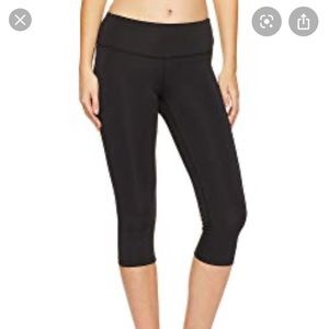 New balance cropped black work out bottoms